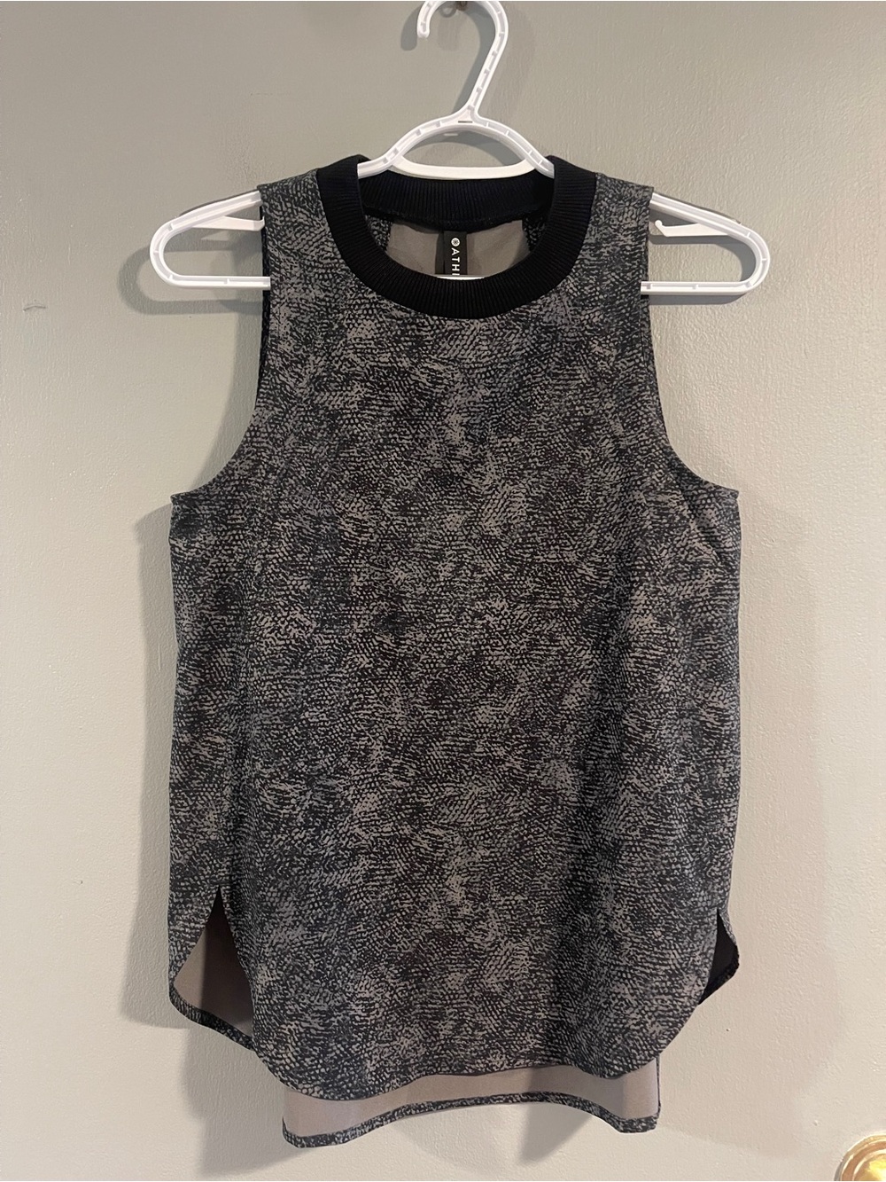 Athleta Zephyr Snakeskin Print Tank Black Gray Round Hem Size XXS